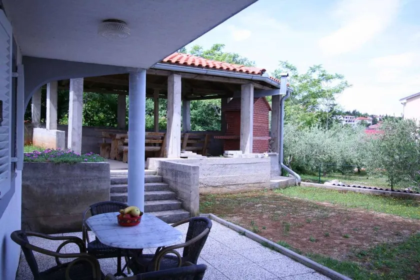 Apartment with terrace, garden & barbecue - Image 1