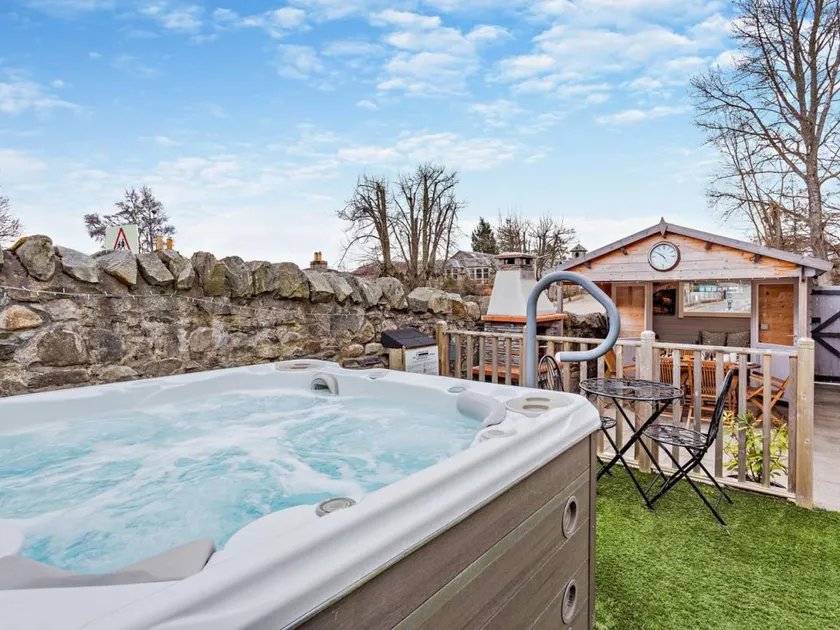 Cottage with barbecue, hot tub & garden | Pet-friendly - Image 1