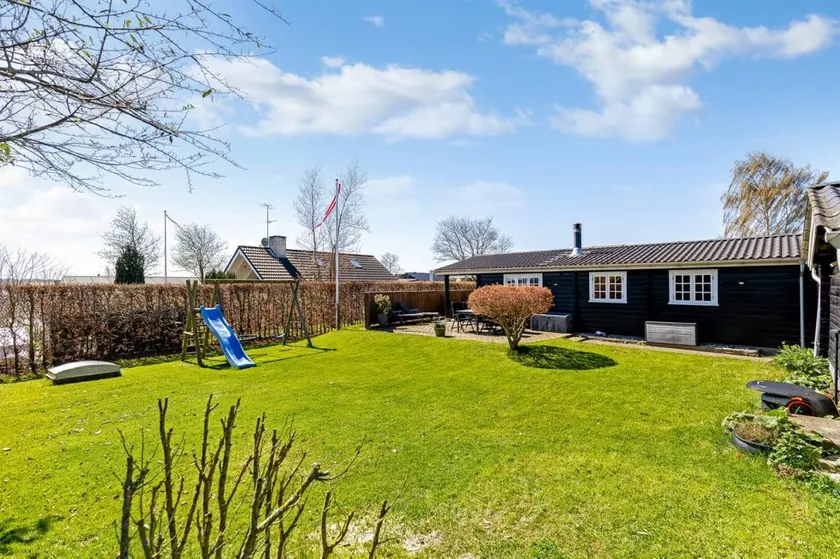 House with barbecue, terrace & garden - Image 1