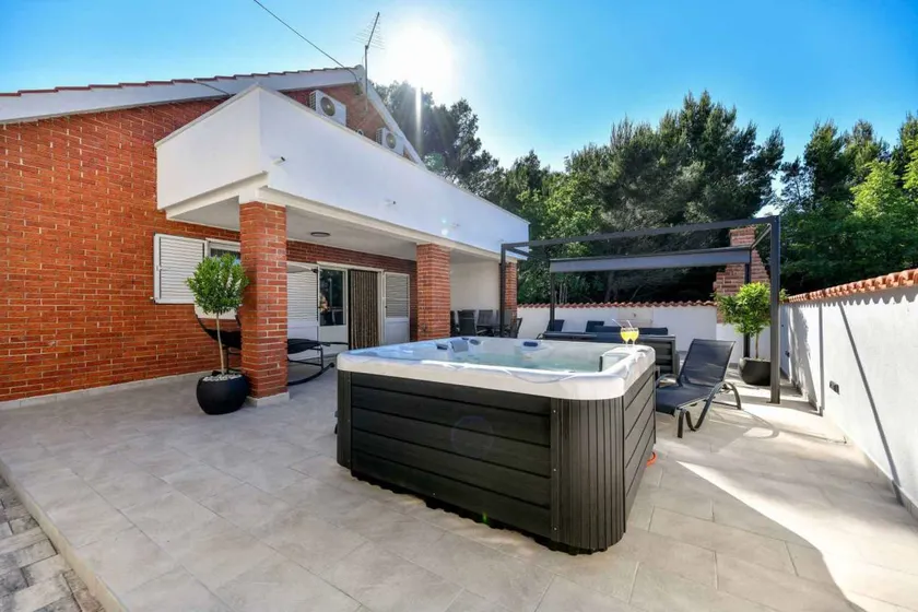Villa with barbeque, garden & jacuzzi - Image 1