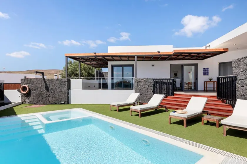 Villa with barbecue, terrace & private pool - Image 1