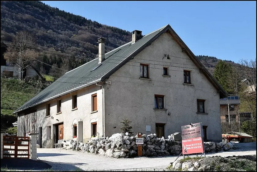 Charmant appartement de vacances entièrement équipé avec barbecue et terrasse | Vue montagne - Image 1