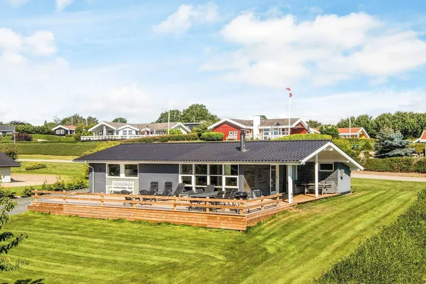 Holiday home with barbecue, terrace & garden - Image 1
