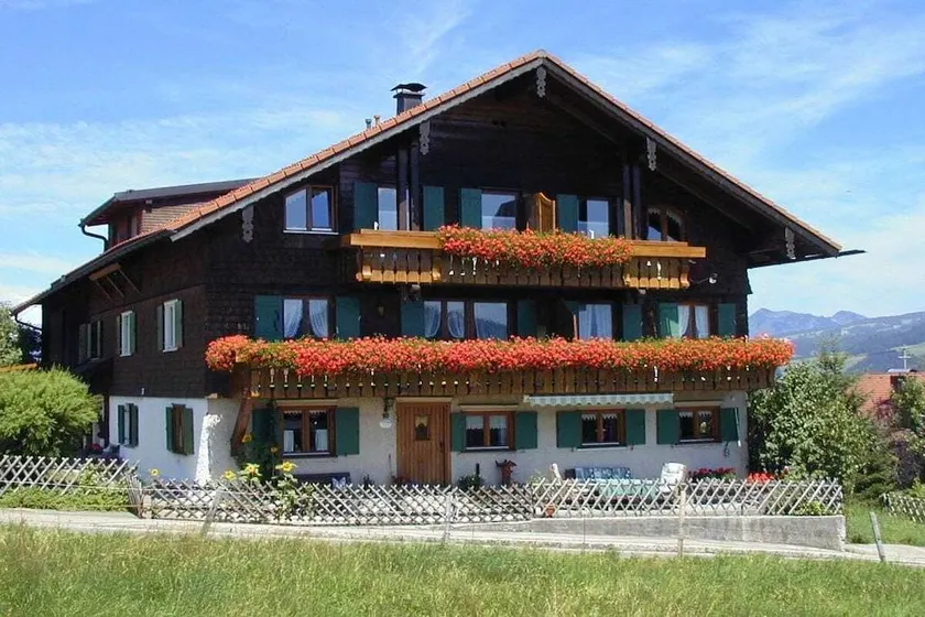 House with garden - Image 1