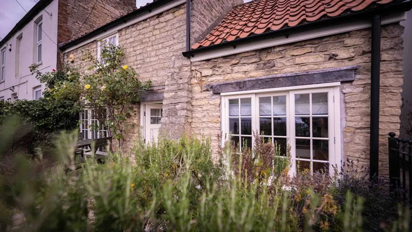 Cottage with garden - Image 1