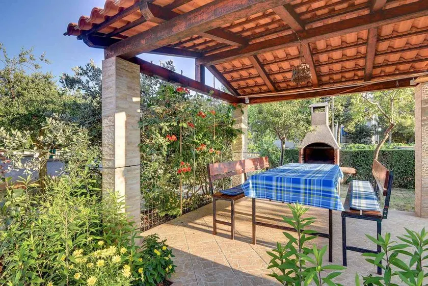 Apartment with barbeque, terrace & garden - Image 1