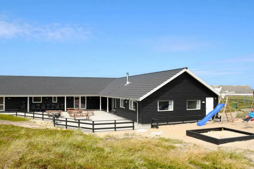 Fully equipped spacious house with pool, terrace & jacuzzi | Pets allowed - Image 1