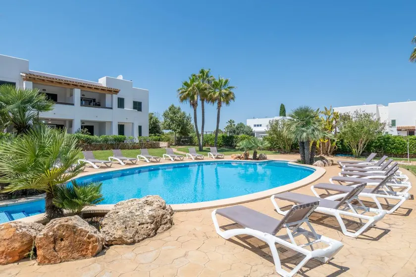 Voll ausgestattete charmante Wohnung mit Garten, Pool und Grill | Gartenblick | Neben dem Strand | Perfekt für die Arbeit von Zuhause - Image 1
