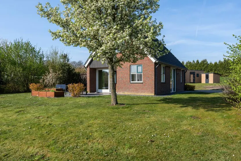 Holiday home with garden & terrace - Image 1