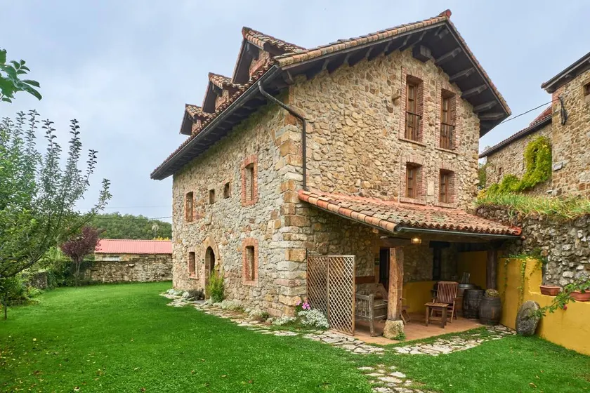 House with barbecue, terrace & garden | Mountain view - Image 1