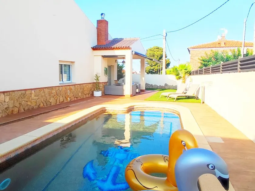 Fully equipped beautiful villa with barbecue, garden & private pool | Pets allowed - Image 1