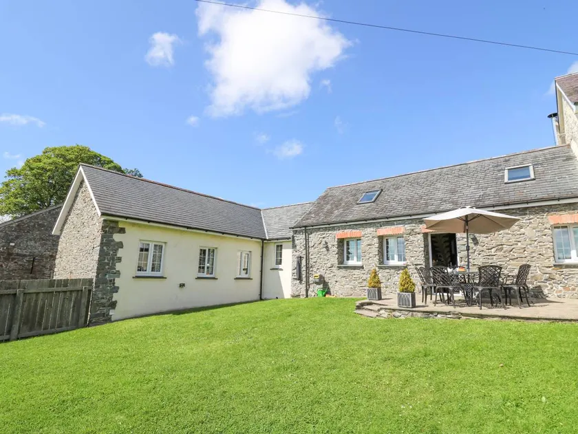 Family-friendly cottage with garden & hot tub | Pet-friendly - Image 1