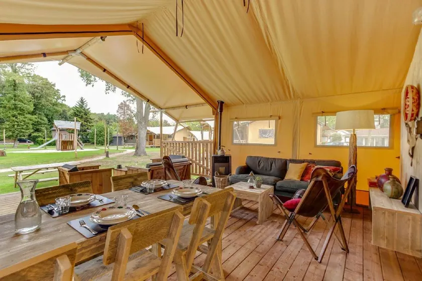 Lodge with garden, terrace & pool - Image 1
