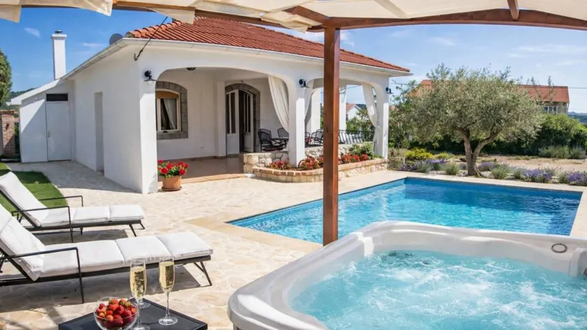 Villa with garden, BBQ & jacuzzi | Pet-friendly - Image 1