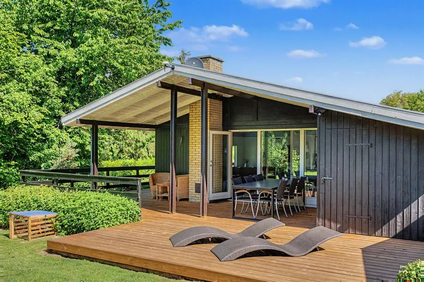House with barbeque, garden & terrace - Image 1