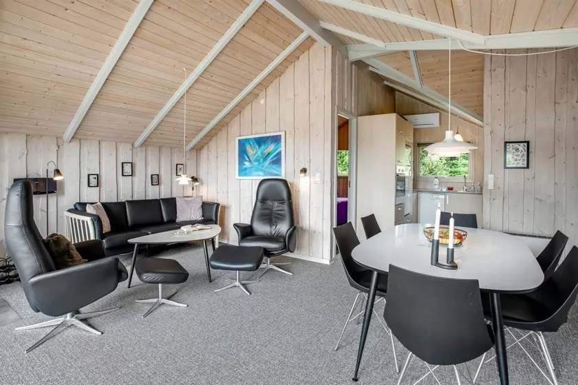 Fully equipped holiday home with sauna, terrace & jacuzzi - Image 1