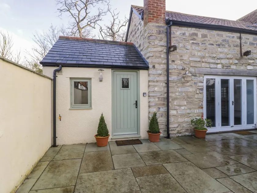 Cottage with garden & barbeque | Beach view - Image 1