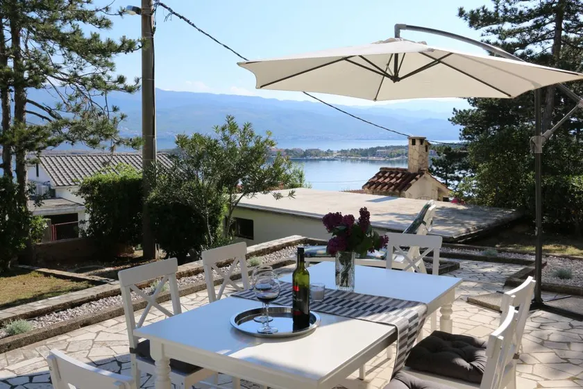 Holiday home with garden & barbecue | Sea view - Image 1