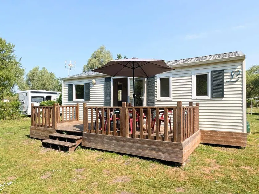 Charming mobile home with terrace - Image 1