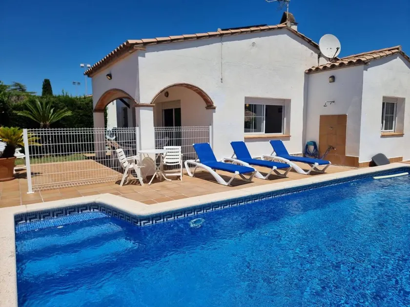House with private pool - Image 1