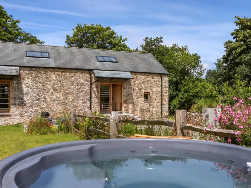 Family-oriented nice cottage with hot tub & garden | Dogs allowed - Image 1