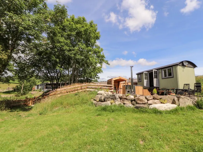 Cottage with garden, hot tub & BBQ - Image 1