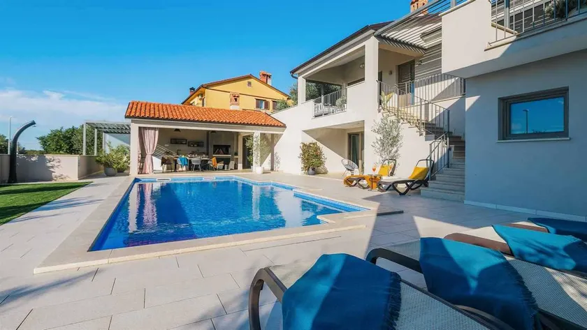 Attraente villa con giardino, terrazza e sauna - Image 1