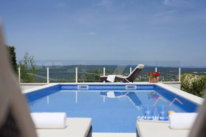 Child-friendly ample villa with terrace, private pool & garden - Image 1