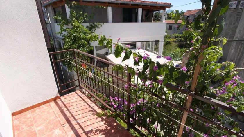 Flat with BBQ - Image 1