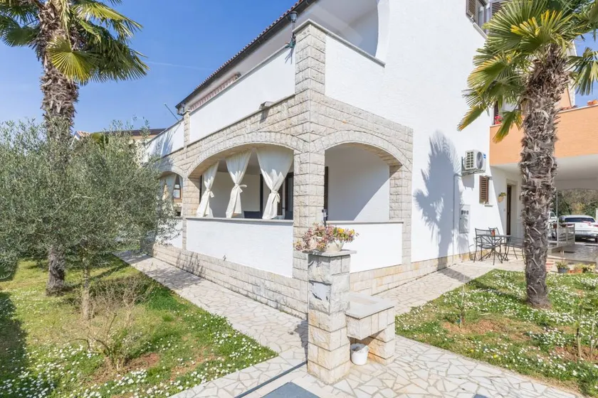 Pleasant apartment with terrace & garden - Image 1