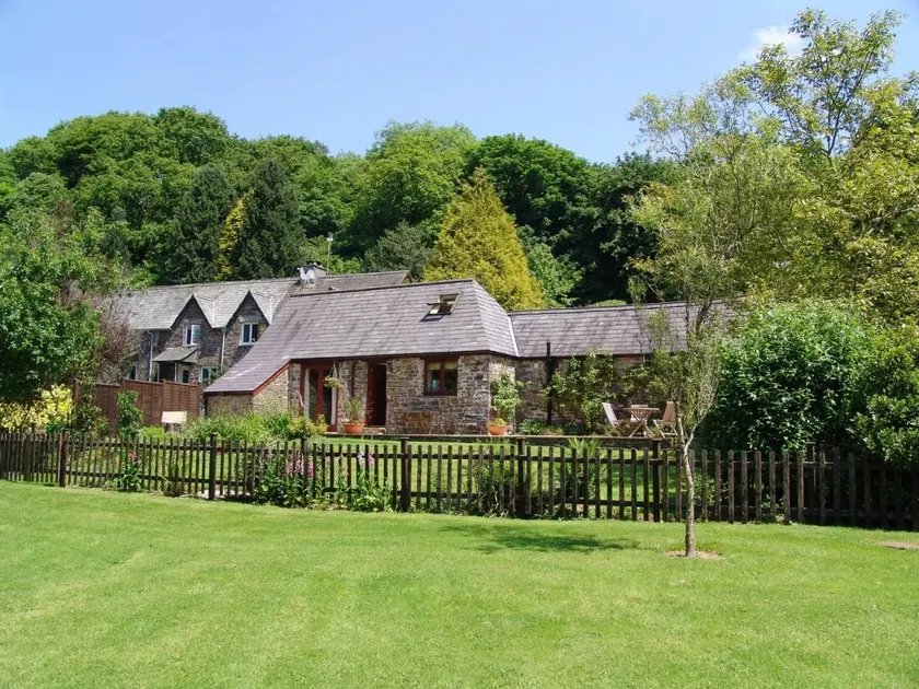 Cottage with garden & BBQ - Image 1