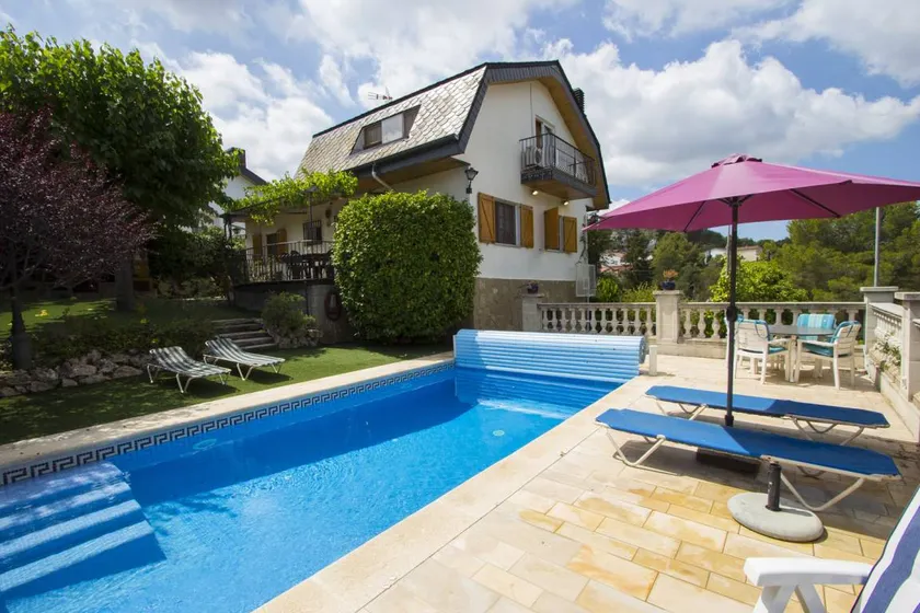 Villa with garden, terrace & private pool - Image 1