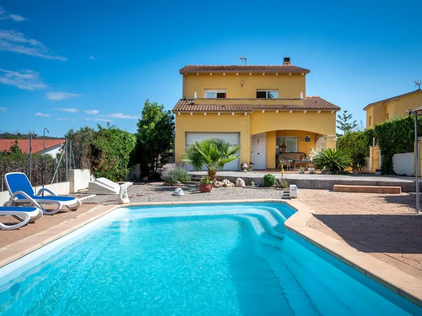 House with outdoor spaces and pool - Image 1