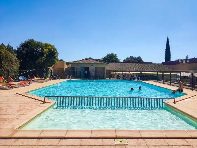 Holiday home with heated pool - Image 1