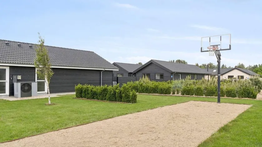 House with sauna, pool & hot tub - Image 1
