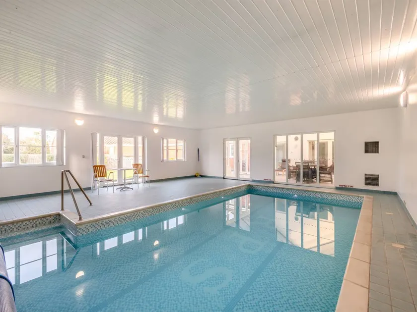 Child-friendly cottage with garden & private pool - Image 1