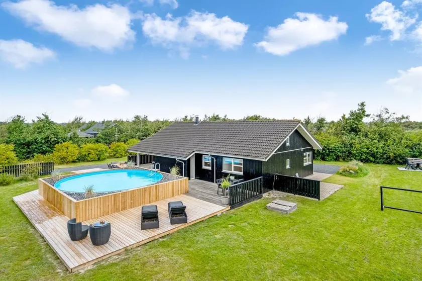 Fully equipped house with pool, hot tub & terrace | Pets are welcome - Image 1