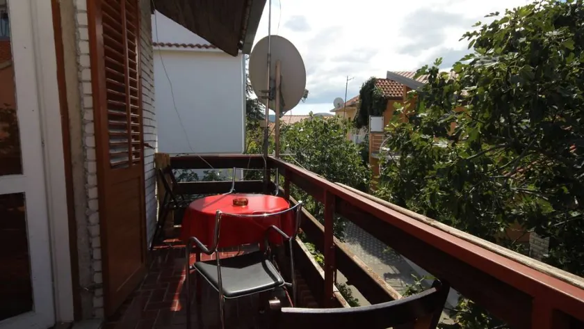 Pleasant flat with barbecue - Image 1