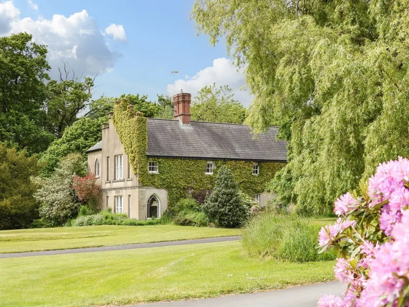 Fully equipped cottage with garden & BBQ - Image 1