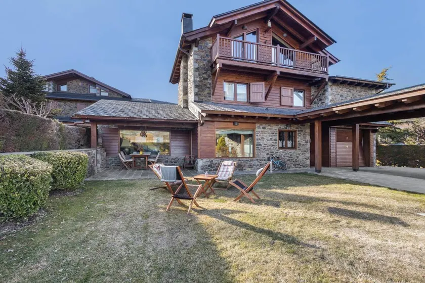 Holiday home with pool, garden & sauna | Mountain view - Image 1