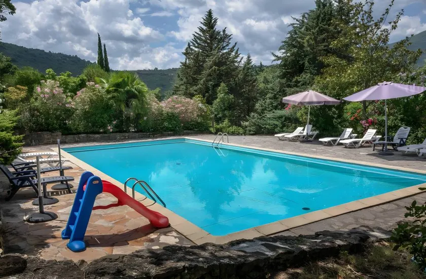 Chalet avec jardin, piscine et terrasse | Vue montagne - Image 1