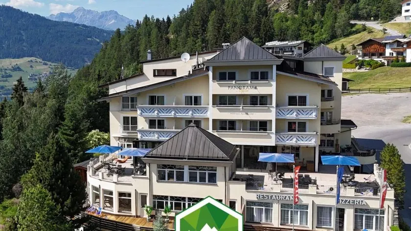 Holiday apartment with pool, sauna & terrace - Image 1