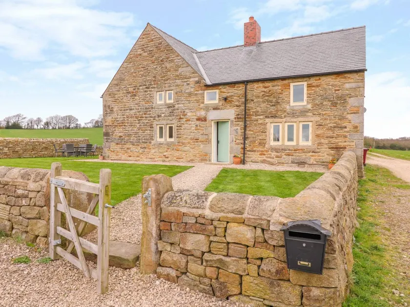 Child-friendly lovely cottage with hot tub & garden - Image 1
