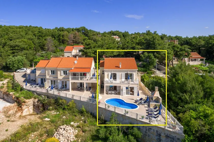 Villa with garden, pool & terrace - Image 1