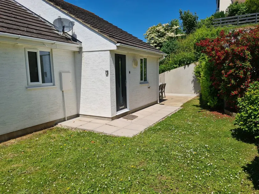 Cottage with garden - Image 1