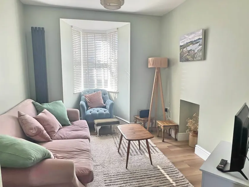 Charming 3 Bed Townhouse Near Llanddwyn Beach - Image 1