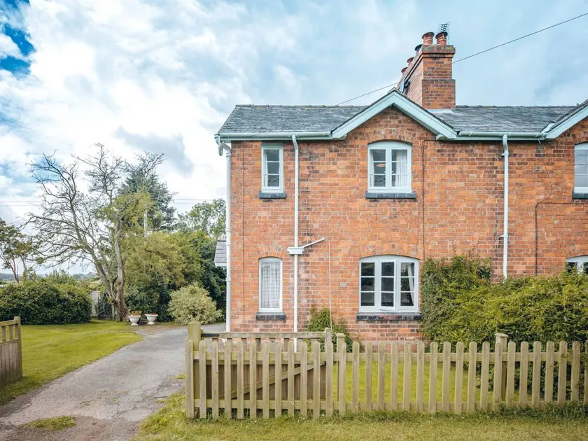 Fully equipped lovely cottage with garden | Pets are welcome - Image 1
