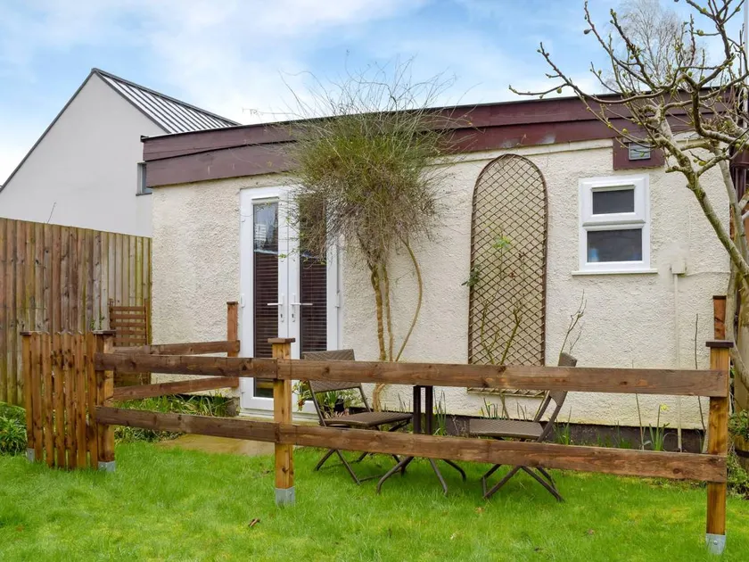 Cottage with garden - Image 1
