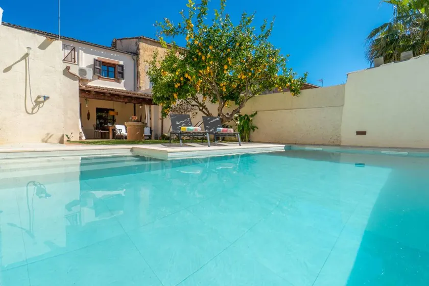 Incantevole casa accogliente e familiare con piscina, terrazza e giardino | Vista sul giardino | Sono ammessi animali domestici - Image 1