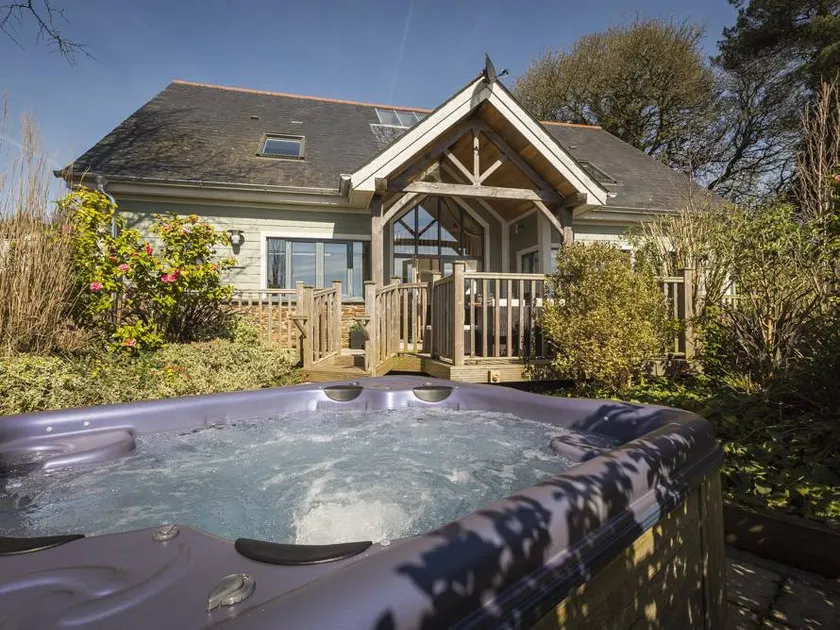 Children-friendly charming cottage with garden & hot tub - Image 1